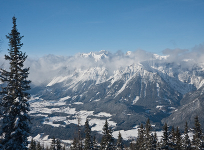 雪下的山脉。 滑雪胜地schladming。 奥地利