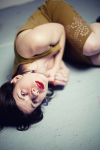 在流血流泪黄色连衣裙的女孩照片