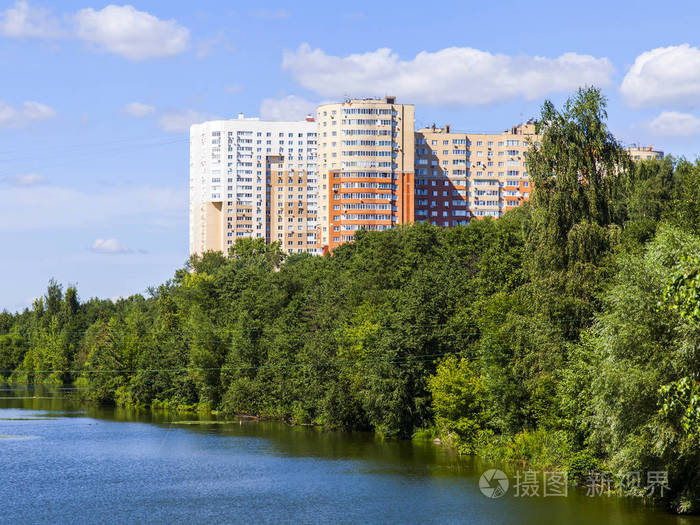 普希金诺，俄罗斯，在 2017 年 8 月 7 日。现代 multystoried 房子被建造在河岸边的谢列布良卡