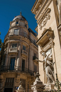特写镜头的建筑物在尼姆城市中心，与雕像 装饰细节在墙上和蓝蓝的天空