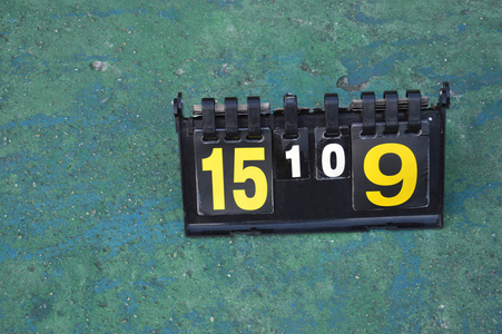 水泥地板上的排球记分牌图片