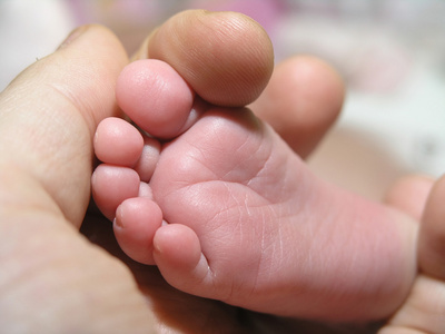 新生婴儿脚,父母手照片