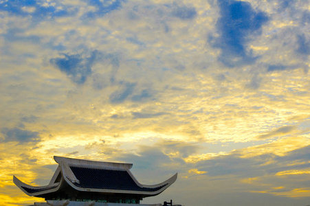 屋顶的中式风格家居和多云的夕阳的天空