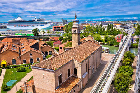 威尼斯教堂和港鸟瞰图