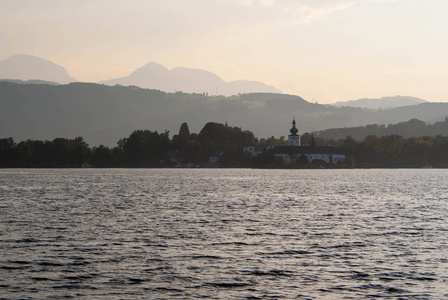 山由湖与教会在 Gmunden，奥地利