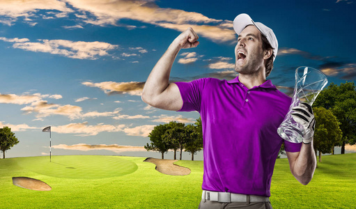 高尔夫选手穿着一件粉红色的衬衫