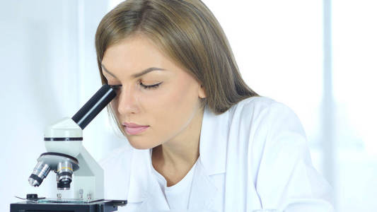 女化学家，科学研究者致力于在实验室显微镜