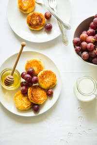 迷你芝士，葡萄，奶油色和白色的板上蜂蜜一起吃早餐