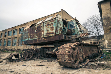 被遗弃的挖掘机被遗弃的破碎的挖掘机照片