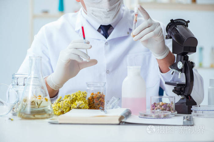 化学家混合在实验室里的香水