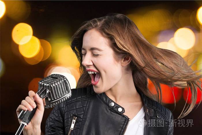 年轻女人在唱歌