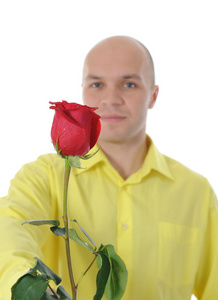 一个手捧红玫瑰的男人