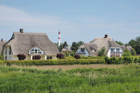 在 Zingst，德国梅克伦堡前波莫瑞州的茅草的屋