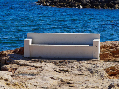板凳在美丽的瓦伦西亚海滩，科斯塔布兰卡的石头做的