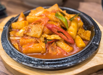 年糕或 Dak 铁板烧韩国食品是由搅拌油炸腌的鸡丁因基于甜土豆，白菜烩  受欢迎朝鲜菜