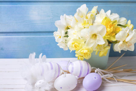 装饰的复活节彩蛋，白色和花