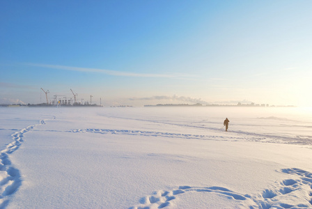 冬季雾 太阳和滑雪者的经历