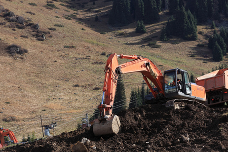 挖掘机正在挖土