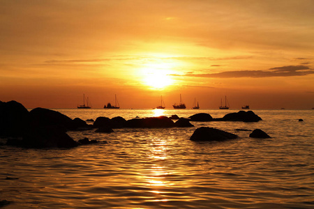 金色的夕阳在海滩岛图片