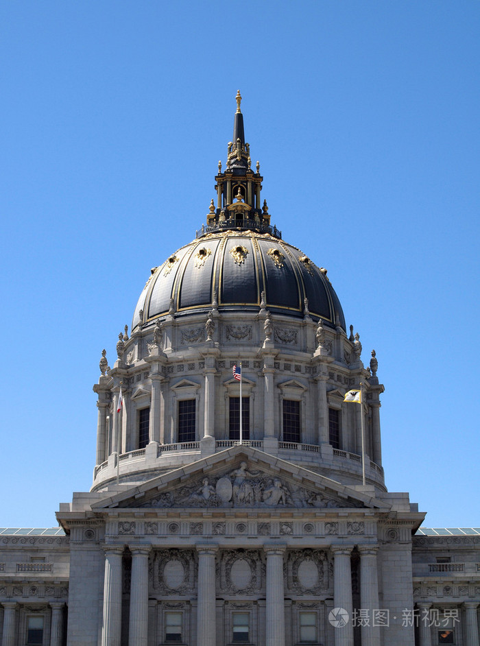 旧金山市政厅与挥舞着旗帜和圆顶反映 th