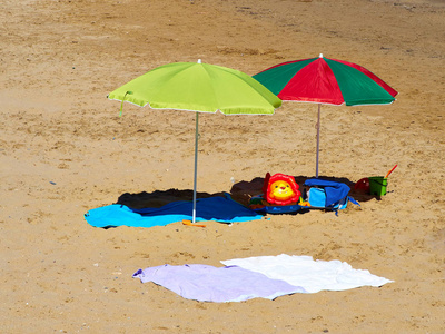 热带的海滩上的遮阳伞