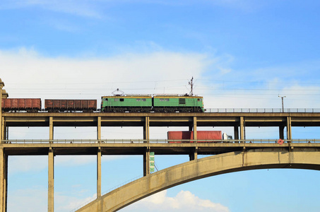 火车和一辆卡车在天空衬托大桥上行驶