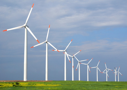 天空微调风力涡轮机照片