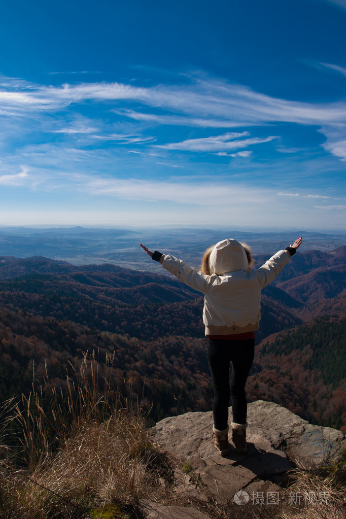 年轻的金发少女在山顶上照片-正版商用图片01of9u-摄图新视界