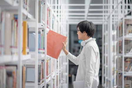 年轻的亚洲大学学生在图书馆