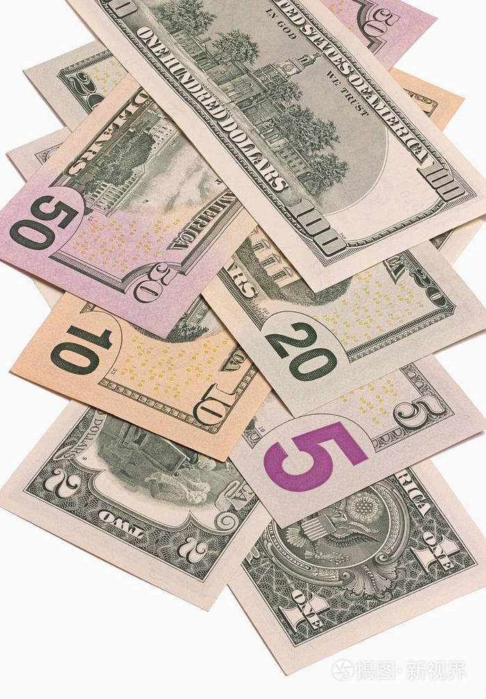 我们美国钱钞票孤立在白色背景上