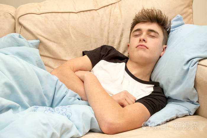 十几岁的男孩睡在沙发上