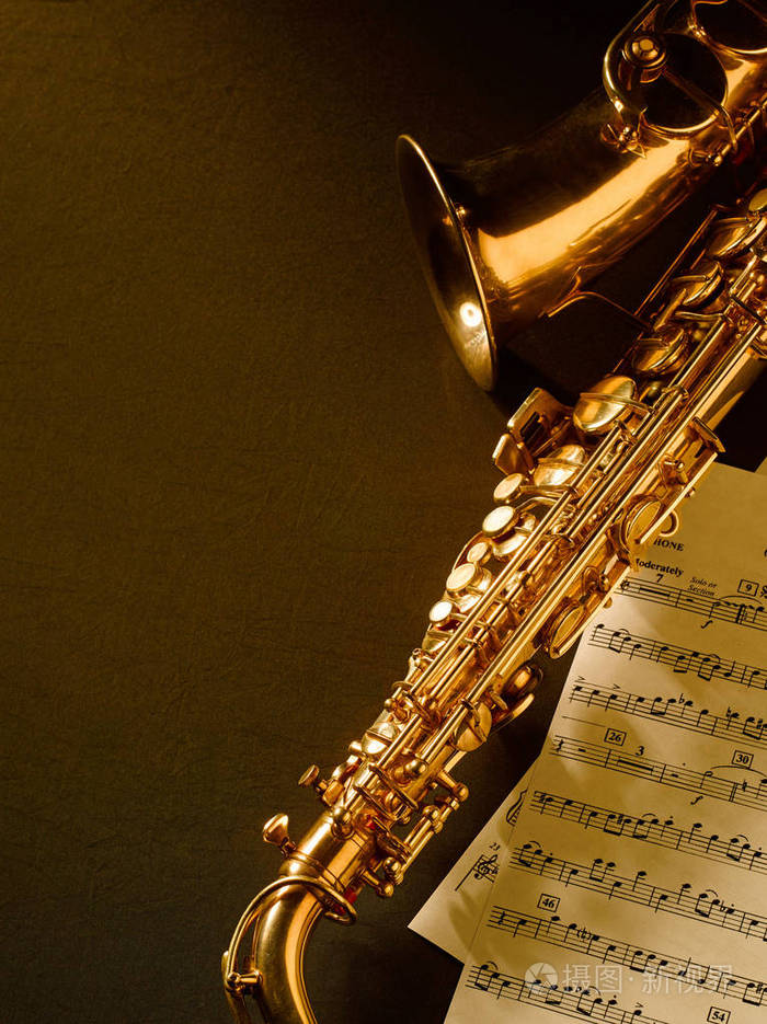 在深色背景上的金色萨克斯