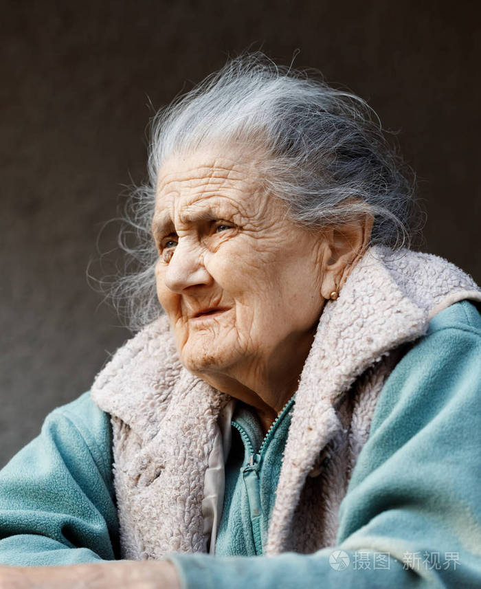 满脸皱纹的老太太的画像照片-正版商用图片01ok6m-摄图新视界