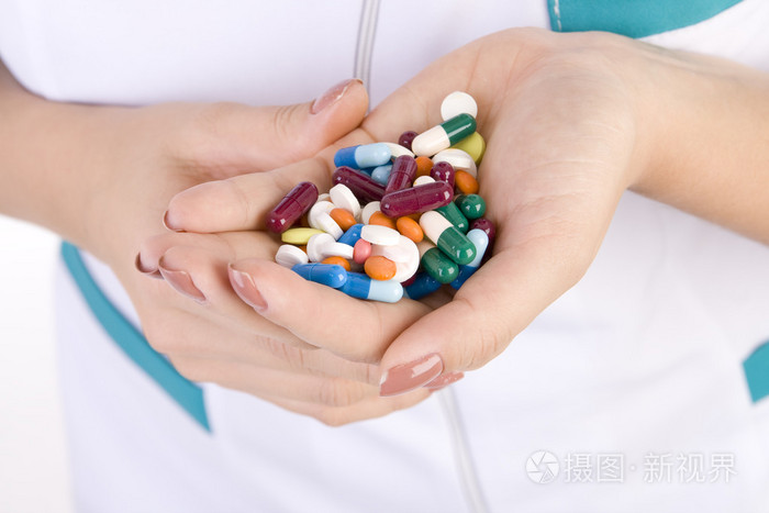 药物在妇女的手中