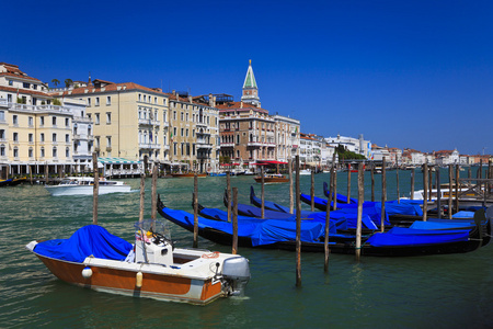 缆车停车。在威尼斯大运河