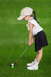 亚洲中国小女孩在玩高尔夫