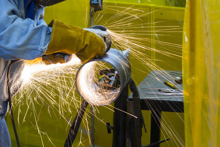 磨削的钢管焊接的工匠照片