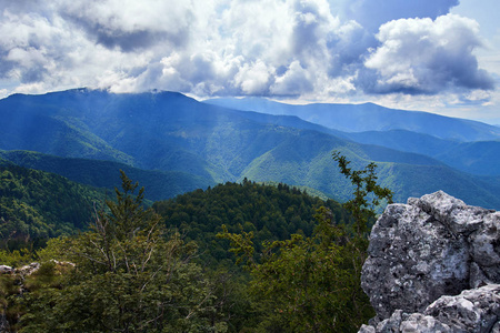 与石灰岩山地景观