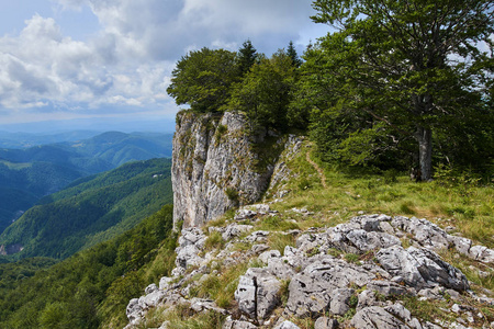 与石灰岩山地景观