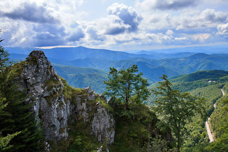 与石灰岩山地景观