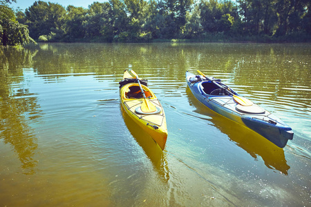 夏天阳光明媚的日子沿着河边走上皮划艇
