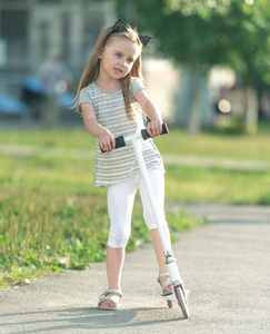 快乐的小女孩滑板车