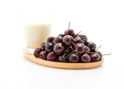 在木板上的牛奶新鲜樱桃照片