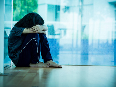 小男孩不快乐悲伤和孤独的树照片