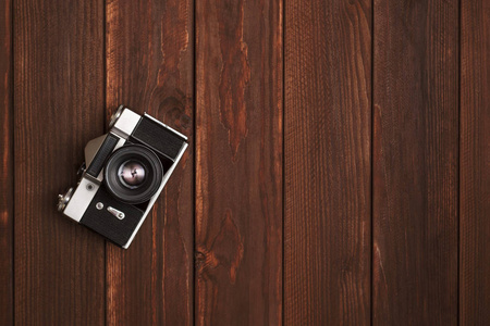 木制的背景上的老式相机