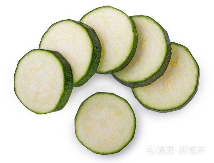白色背景下的西葫芦切片顶部视图关闭