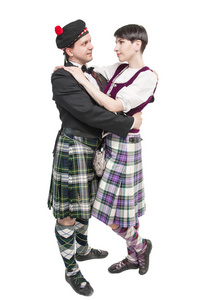 对妇女和男子在传统苏格兰服装