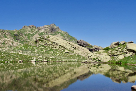 在阿布哈兹的高山湖泊的美丽景色