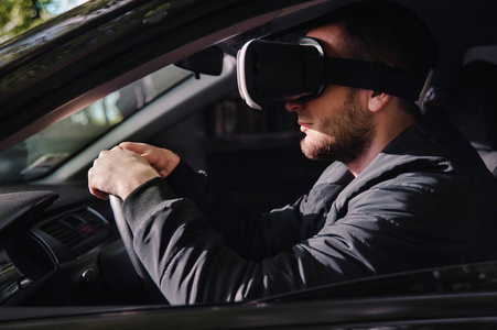 男人学会开车与虚拟现实眼镜