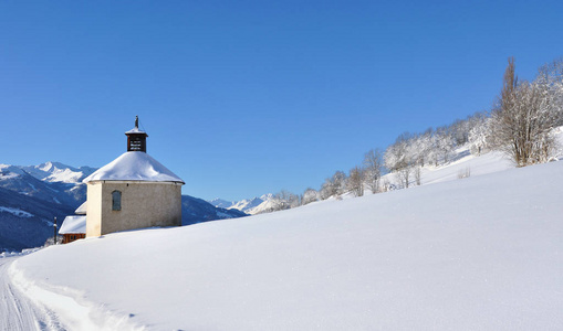 教堂和多雪小山